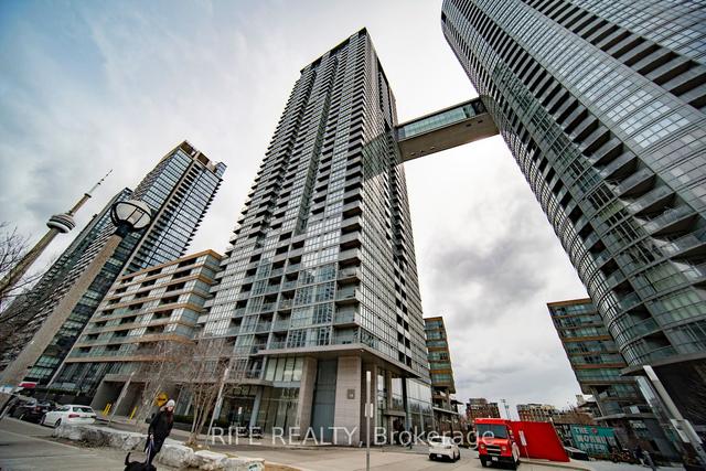 2001 - 15 Iceboat Terr, Condo with 1 bedrooms, 1 bathrooms and 0 parking in Toronto ON | Image 1