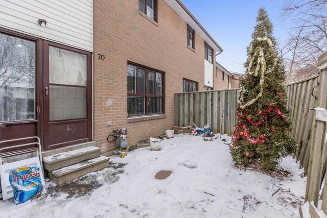 70 Fleetwood Cres, Townhouse with 3 bedrooms, 2 bathrooms and 1 parking in Brampton ON | Image 27