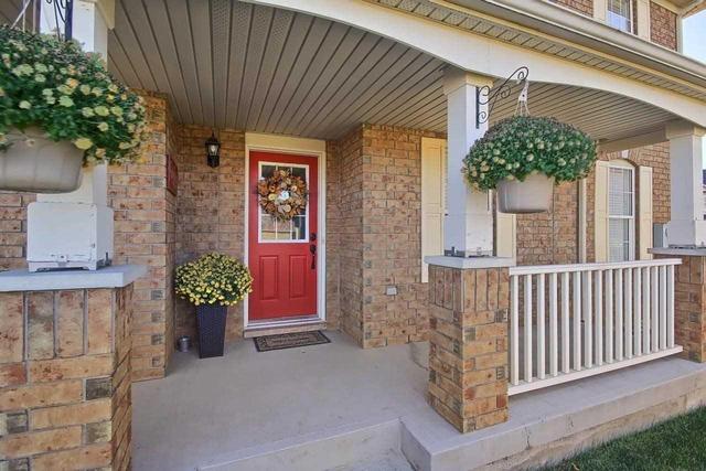 876 Mckay Cres, House attached with 3 bedrooms, 3 bathrooms and 2 parking in Milton ON | Image 2