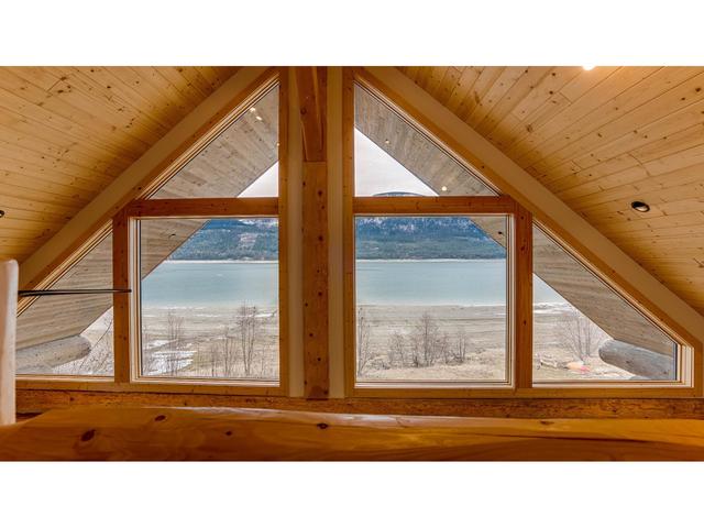 682 Lower Inonoaklin Rd, House detached with 3 bedrooms, 3 bathrooms and 10 parking in Central Kootenay K BC | Image 33