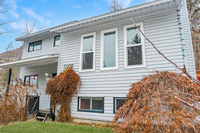 942 12th Avenue, House detached with 4 bedrooms, 3 bathrooms and null parking in Montrose BC | Image 2