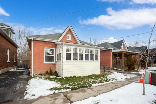 15 Strathcona Avenue, House detached with 3 bedrooms, 1 bathrooms and 1 parking in Brantford ON | Image 3