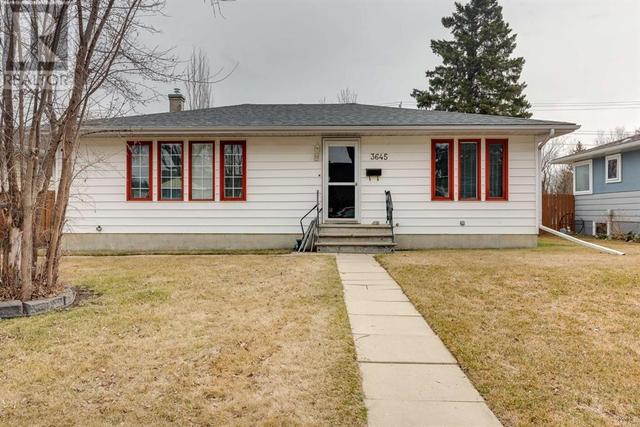 3645 41 Avenue, House detached with 3 bedrooms, 3 bathrooms and 2 parking in Red Deer AB | Card Image