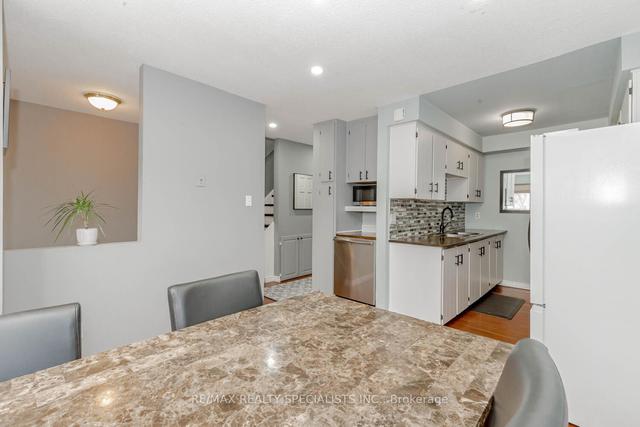29 Sandringham Crt, Townhouse with 3 bedrooms, 2 bathrooms and 2 parking in Brampton ON | Image 3