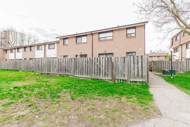 263 Fleetwood Cres, Townhouse with 4 bedrooms, 2 bathrooms and 1 parking in Brampton ON | Image 19