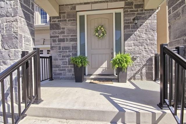 38 Dunrobin Cres, House detached with 4 bedrooms, 4 bathrooms and 4 parking in Vaughan ON | Image 2