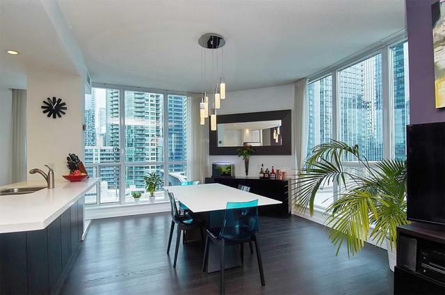 1002 - 218 Queens Quay W, Condo with 2 bedrooms, 2 bathrooms and 1 parking in Toronto ON | Image 6