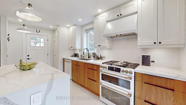 35 Lippincott St W, House detached with 3 bedrooms, 1 bathrooms and 5 parking in Toronto ON | Image 6