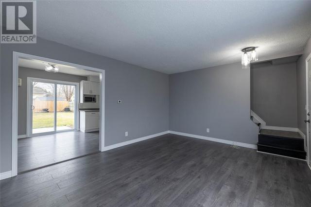 352 Trudeau Drive, House semidetached with 3 bedrooms, 1 bathrooms and null parking in Sarnia ON | Image 2