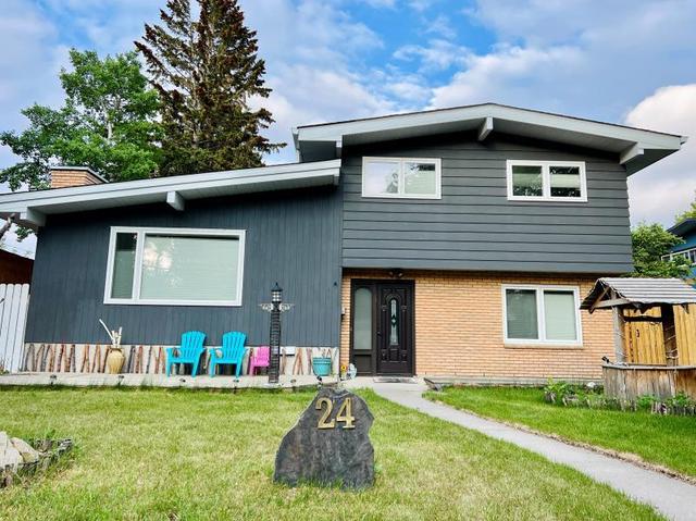 24 Gissing Drive Sw, House detached with 4 bedrooms, 3 bathrooms and 2 parking in Calgary AB | Image 1