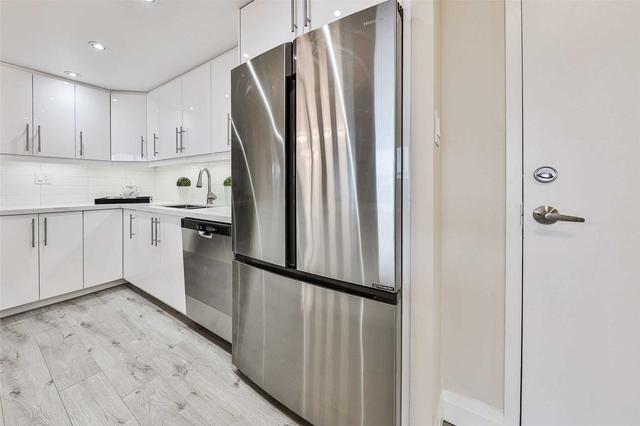 1715 - 15 La Rose Ave, Condo with 3 bedrooms, 2 bathrooms and 1 parking in Toronto ON | Image 11