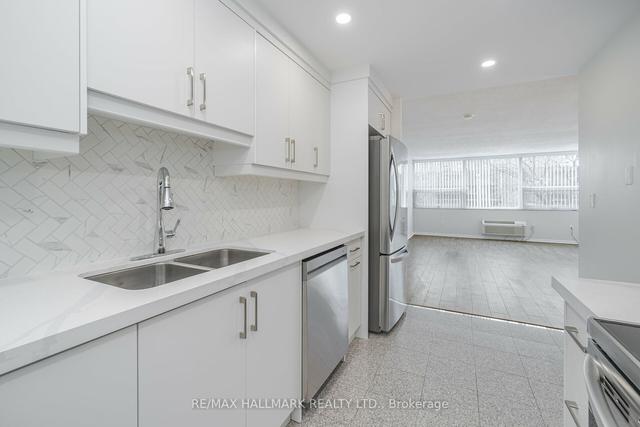 208 - 121 Ling Rd, Condo with 2 bedrooms, 2 bathrooms and 1 parking in Toronto ON | Image 2