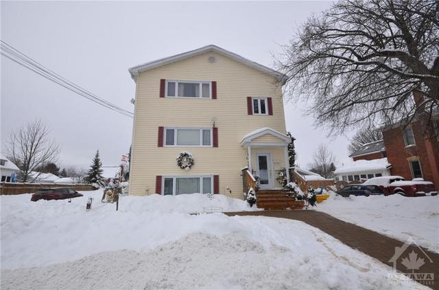 176 Brockville Street, Condo with 3 bedrooms, 1 bathrooms and 2 parking in Smiths Falls ON | Image 1