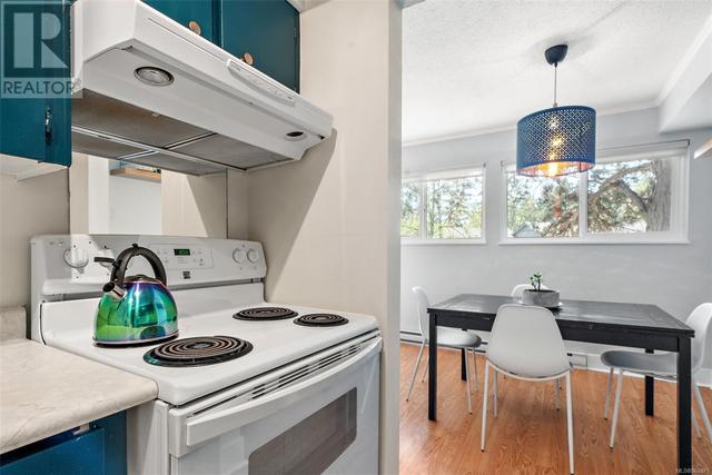 560 Carnation Pl, Condo with 2 bedrooms, 1 bathrooms and 1 parking in Saanich BC | Image 8