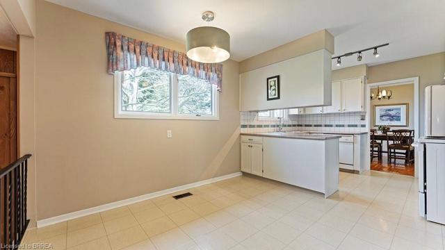 21 Brier Place, House detached with 4 bedrooms, 2 bathrooms and 6 parking in Brantford ON | Image 2