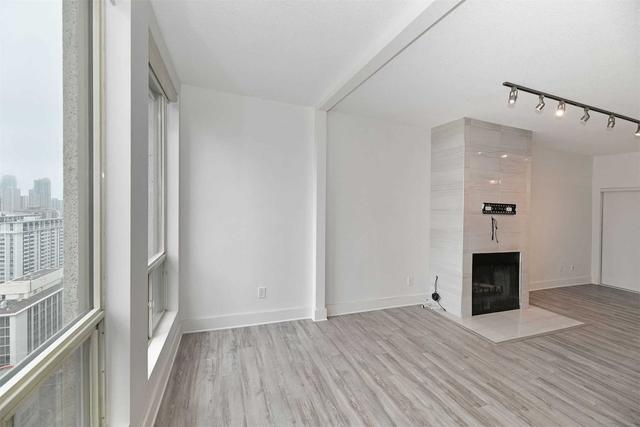 lph7 - 25 Grenville St, Condo with 1 bedrooms, 1 bathrooms and 1 parking in Toronto ON | Image 2
