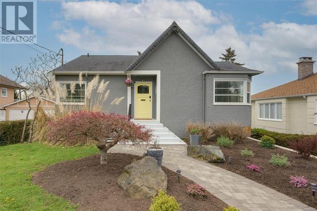 1871 Cochrane St, House detached with 5 bedrooms, 3 bathrooms and 2 parking in Saanich BC | Image 1