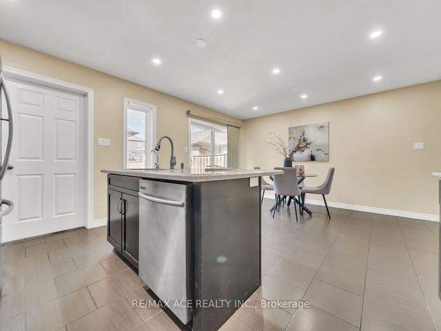 718 Victoria Rd N, House attached with 3 bedrooms, 3 bathrooms and 3 parking in Guelph ON | Image 5