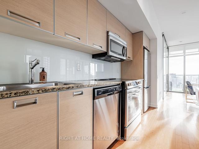 2907 - 33 Charles St E, Condo with 2 bedrooms, 1 bathrooms and 1 parking in Toronto ON | Image 2