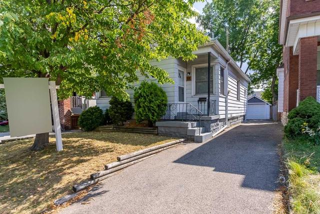 18 Tuxedo Ave N, House detached with 2 bedrooms, 1 bathrooms and 3 parking in Hamilton ON | Image 1