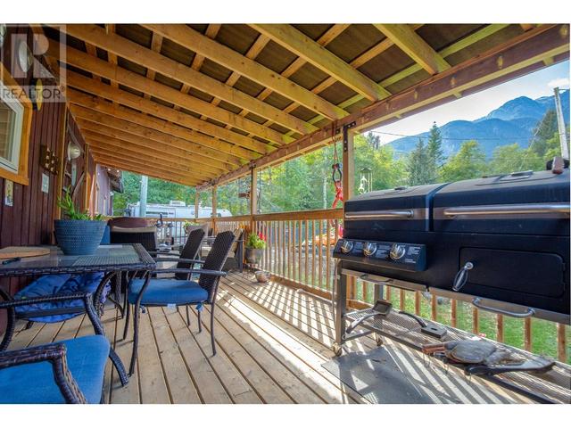33 Bracken Parkway, House detached with 4 bedrooms, 2 bathrooms and 4 parking in Squamish BC | Image 9