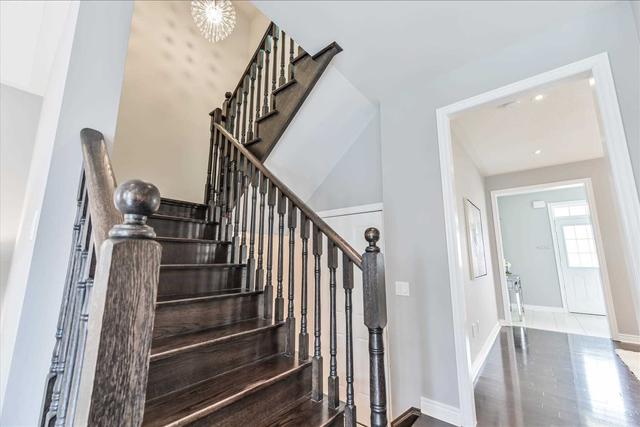 18 Philip Brown Ave, House detached with 3 bedrooms, 3 bathrooms and 3 parking in Whitchurch Stouffville ON | Image 3