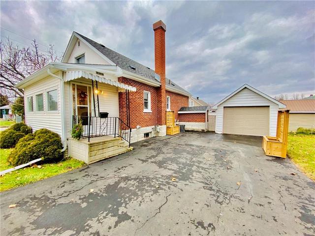 251 Fraser Street, House detached with 3 bedrooms, 2 bathrooms and 4 parking in Pembroke ON | Image 3