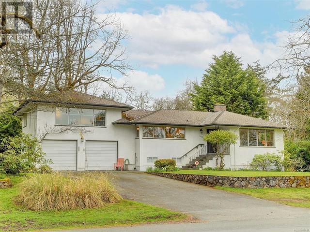 3926 Grange Rd, House detached with 4 bedrooms, 3 bathrooms and 4 parking in Saanich BC | Image 1