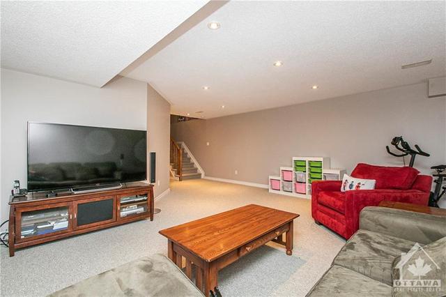 201 Espin Heights, Home with 3 bedrooms, 3 bathrooms and 3 parking in Ottawa ON | Image 19