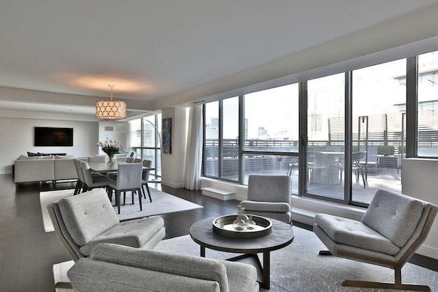 1001 - 55 Stewart St, Condo with 2 bedrooms, 3 bathrooms and 2 parking in Toronto ON | Image 3
