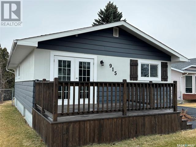 915 1st Street E, House detached with 3 bedrooms, 2 bathrooms and null parking in Prince Albert SK | Image 3