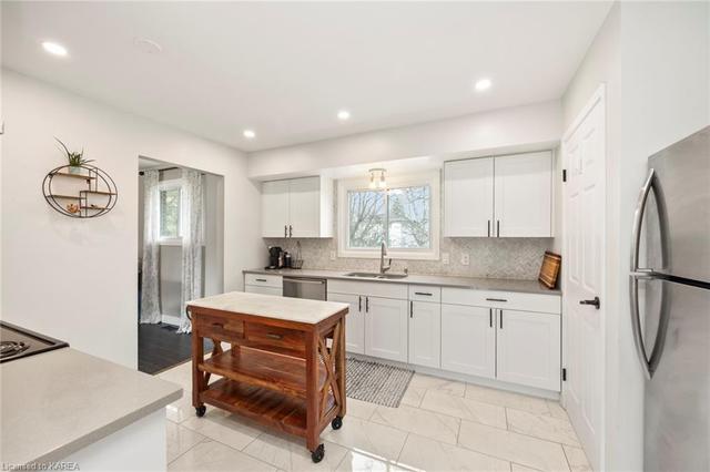 599 Watford Place, House detached with 4 bedrooms, 2 bathrooms and 2 parking in Kingston ON | Image 2