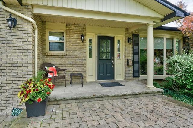1264 Abbey Crt, House detached with 4 bedrooms, 4 bathrooms and 4 parking in Burlington ON | Image 2