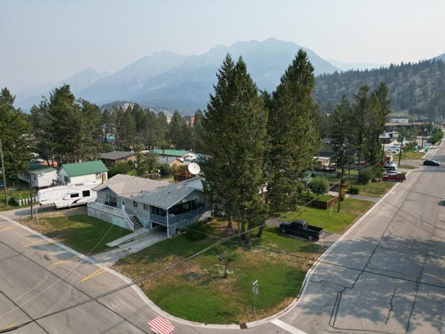 7558 Columbia Avenue, House detached with 4 bedrooms, 2 bathrooms and 2 parking in Radium Hot Springs BC | Image 39