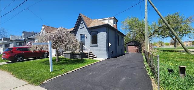 130 Mary Street, House detached with 3 bedrooms, 1 bathrooms and 4 parking in Brantford ON | Image 1