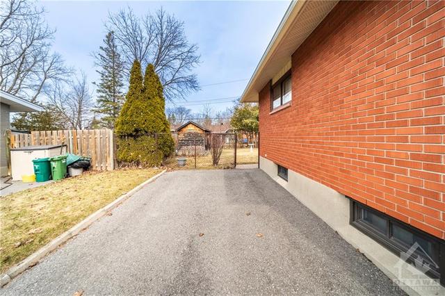 1131 Maybank Street, House detached with 3 bedrooms, 1 bathrooms and 4 parking in Ottawa ON | Image 24