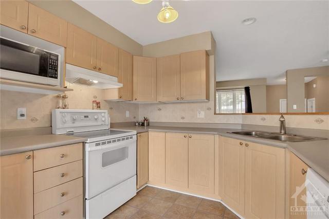 3 Kincardine Drive, Townhouse with 3 bedrooms, 2 bathrooms and 3 parking in Ottawa ON | Image 9