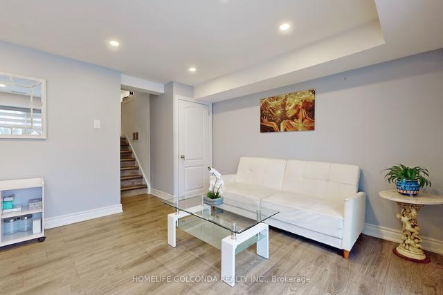 31 Jenny Wrenway, Townhouse with 3 bedrooms, 2 bathrooms and 2 parking in Toronto ON | Image 2