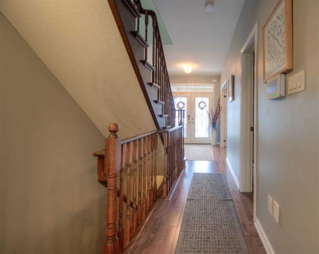 70 Lambert Cres, House detached with 4 bedrooms, 3 bathrooms and 6 parking in Brantford ON | Image 2