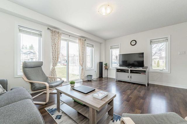 80 Arlington Cres, Townhouse with 3 bedrooms, 3 bathrooms and 2 parking in Guelph ON | Image 2