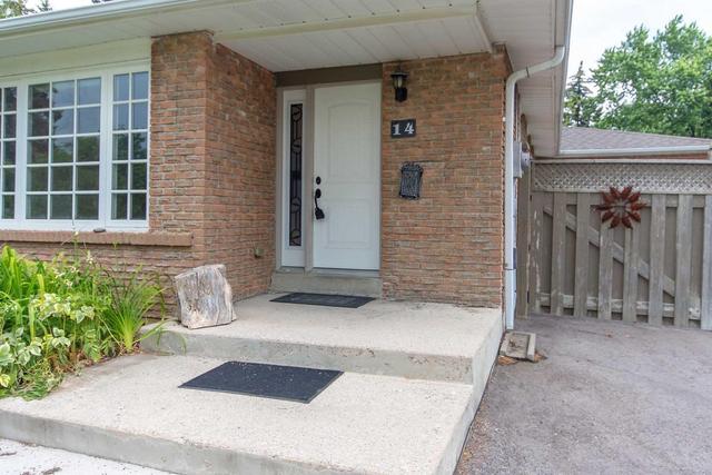 14 Mandarin Cres, House semidetached with 3 bedrooms, 2 bathrooms and 5 parking in Brampton ON | Image 2