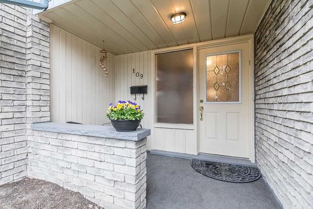 109 Poplar Cres, Condo with 4 bedrooms, 2 bathrooms and 2 parking in Aurora ON | Image 12