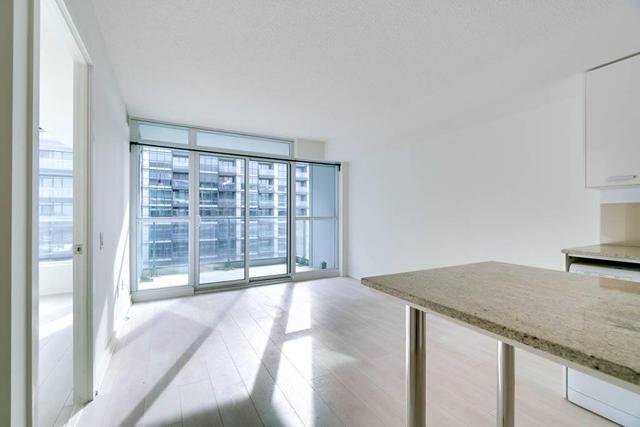 1011 - 15 Singer Crt, Condo with 1 bedrooms, 2 bathrooms and 1 parking in Toronto ON | Image 8