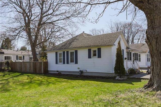 244 Maplewood Avenue, House detached with 2 bedrooms, 1 bathrooms and null parking in Fort Erie ON | Image 1