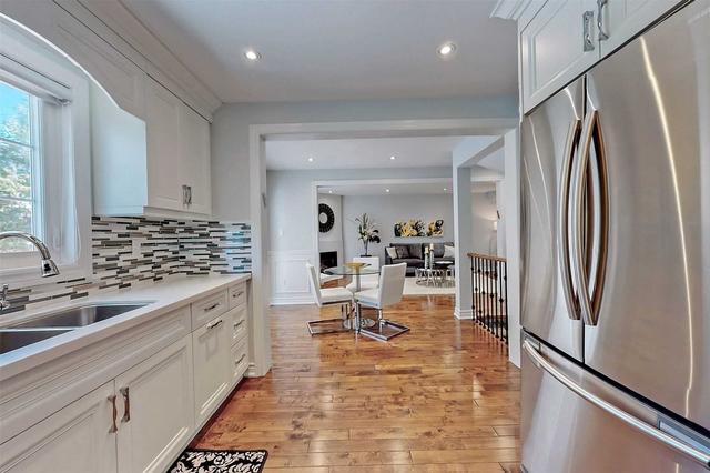 92 Trafalgar Sq, House detached with 4 bedrooms, 4 bathrooms and 4 parking in Vaughan ON | Image 4