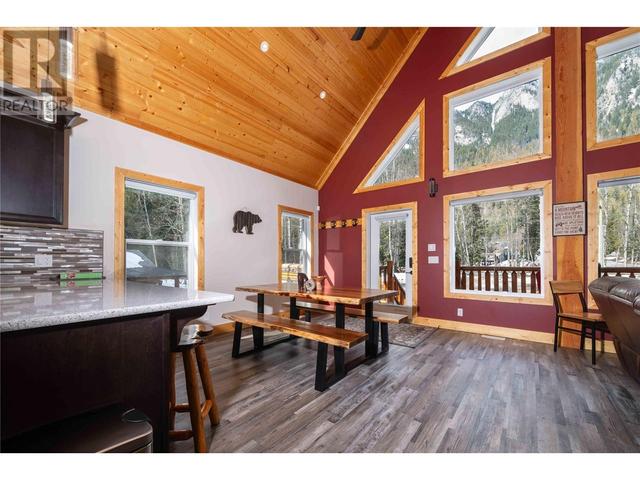 3299 Loschinski Road, House detached with 6 bedrooms, 3 bathrooms and null parking in Columbia Shuswap B BC | Image 12