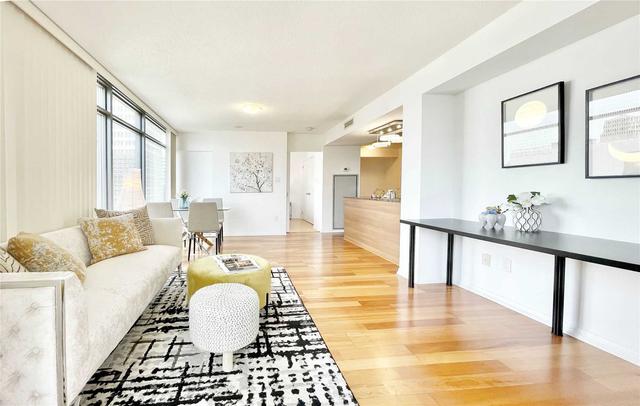 37 Grosvenor St, Condo with 1 bedrooms, 1 bathrooms and 1 parking in Toronto ON | Card Image