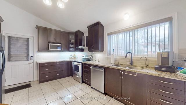 2 Markanna Dr, House detached with 3 bedrooms, 2 bathrooms and 3 parking in Toronto ON | Image 2
