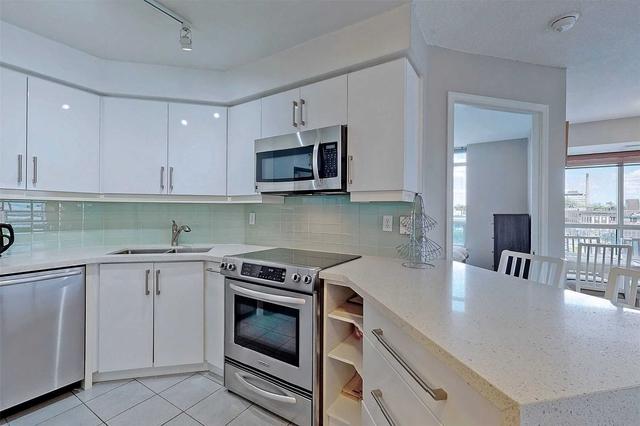 606 - 140 Bathurst St, Condo with 2 bedrooms, 1 bathrooms and 1 parking in Toronto ON | Image 3
