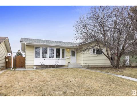 33 Miller Av, House detached with 3 bedrooms, 2 bathrooms and null parking in Spruce Grove AB | Card Image
